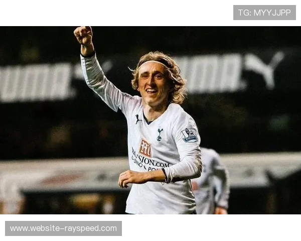 终场哨响,克罗地亚老将莫德里奇跪地掩面告别安菲尔德